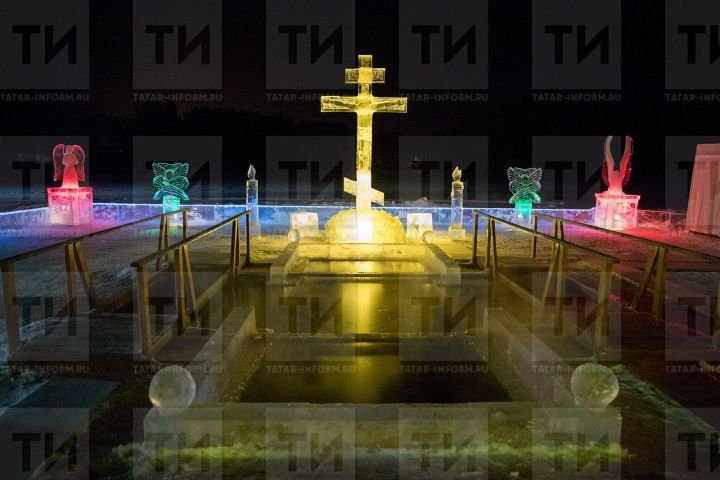 Россиян не остановили морозы окунуться в крещенской проруби