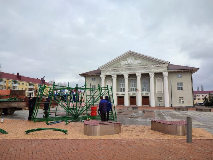 В Бавлах начали устанавливать главную новогоднюю елку