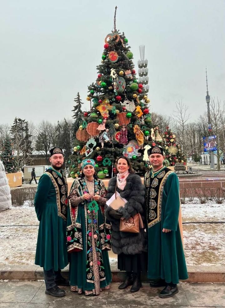 Татарстан установил свою новогоднюю елку в Москве