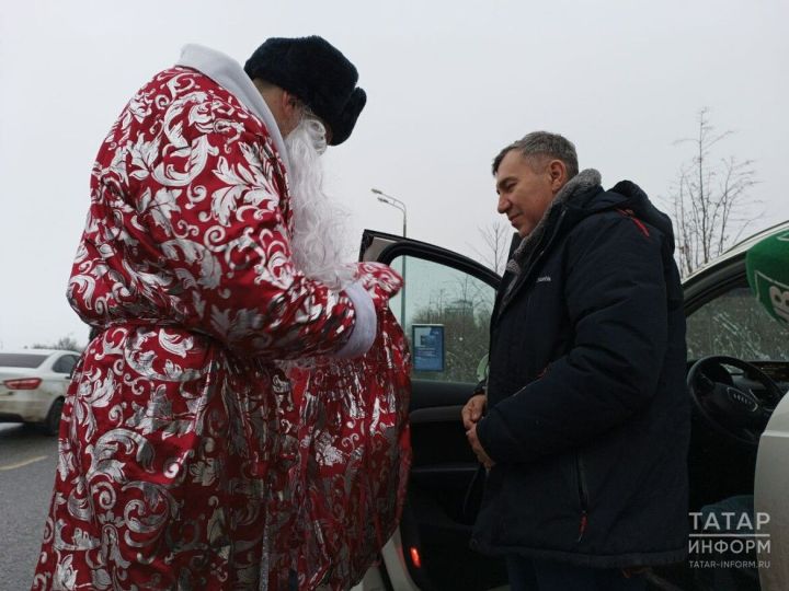 В Казани проходят праздничные рейды ГИБДД с Дедом Морозом