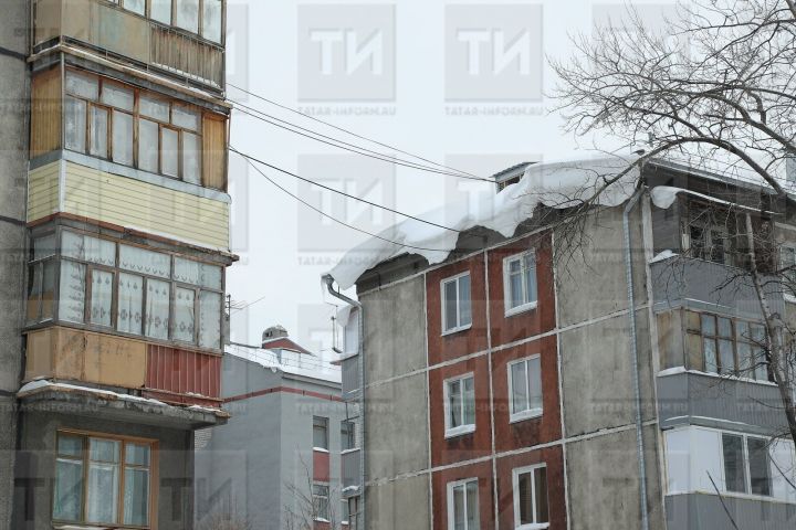 Безопасное поведение во время падения снега и сосулек с крыш зданий