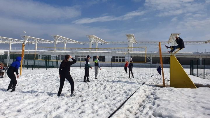 В выходные в Бавлах прошли соревнования по снежному волейболу