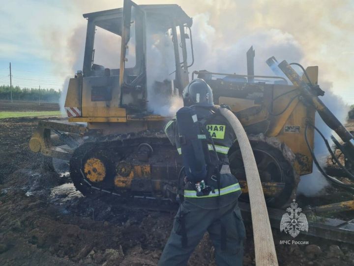 В поле Альметьевска загорелся бульдозер