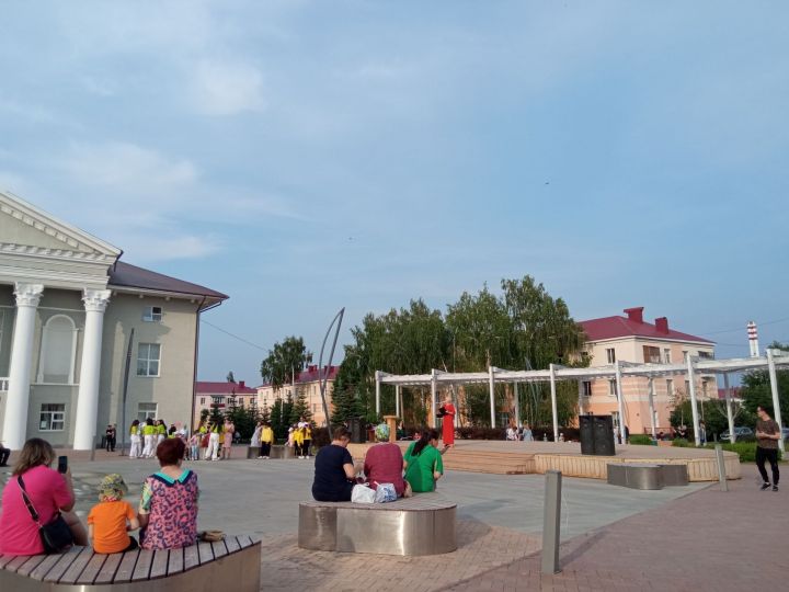В Бавлах прошёл праздничный концерт в честь Дня российского предпринимательства