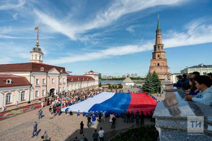 В Казани развернули самый большой в Татарстане флаг России