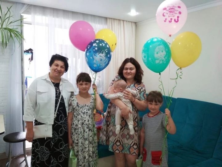 В День защиты детей центральная больница Бавлов поздравила подопечную семью участника СВО