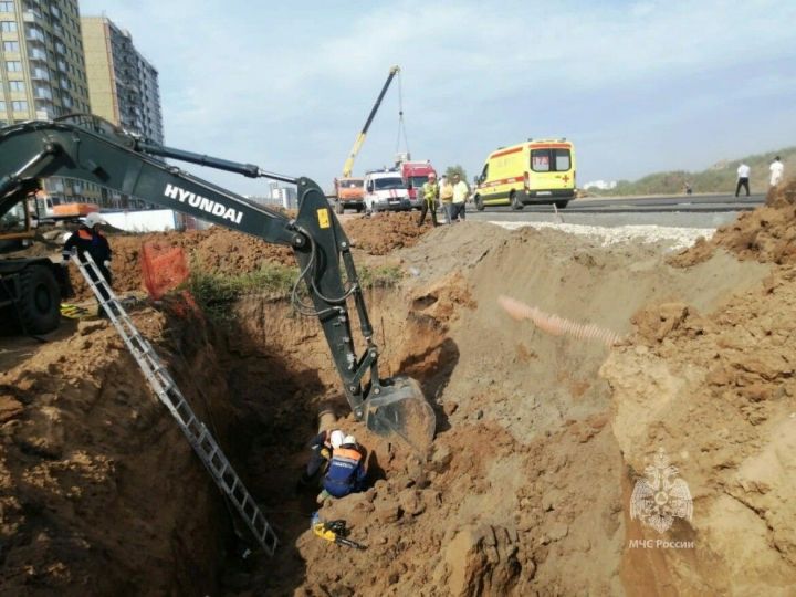 В Набережных Челнах рабочего насмерть засыпало грунтом – проводится проверка