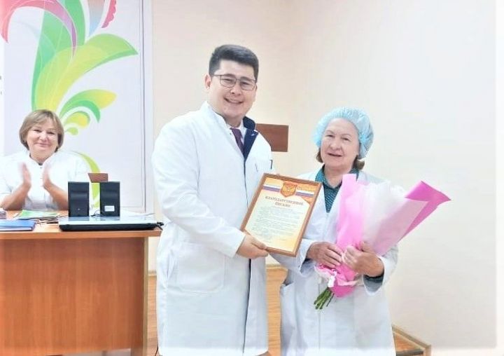 Главврач бавлинской больницы поздравил с 75-летним юбилеем врача-фтизиатра