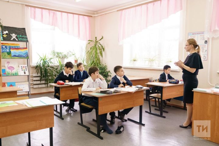 «Относиться к работе с любовью и гордостью»: учитель года РТ рассказал, как повысить престиж работы в школе