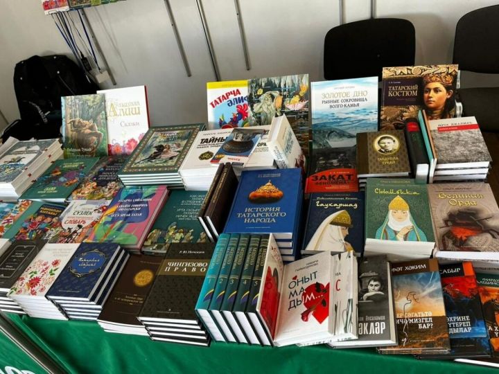 На фестивале «Волжская волна» представили более ста книг от Татарского книжного издательства
