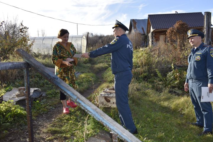 В Бавлах сотрудники МЧС проводят инструктаж по пожарной безопасности