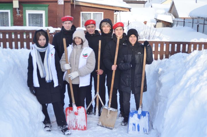 Волонтеры помогли пожилой  бавлинке  очистить двор от снега