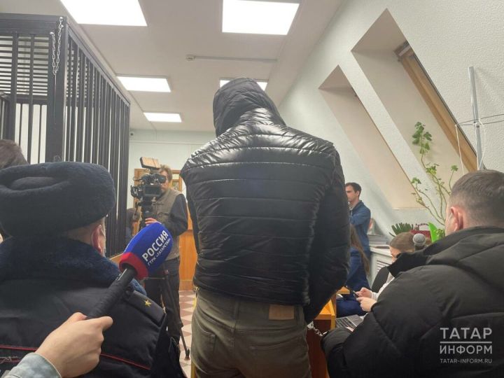 Татарстанца, выкинувшего двухлетнюю дочь из окна, доставили в суд