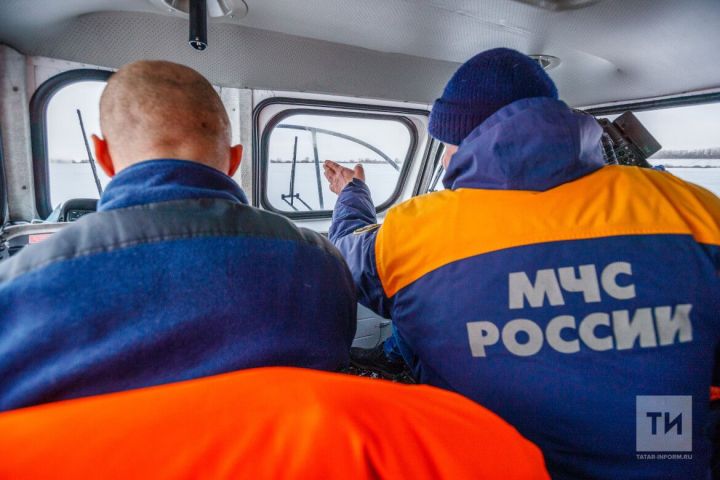 Сотрудники спецслужбы спасли беременную женщину из застрявшего на снеге авто