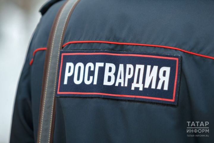 Житель Татарстана опустошил бутылку спиртного в магазине, не заплатив за неё