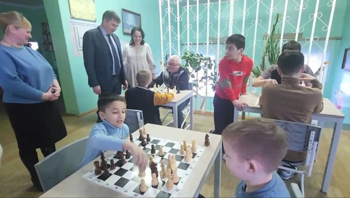 Глава района Ильяс Гузаиров посетил Александровскую среднюю школу