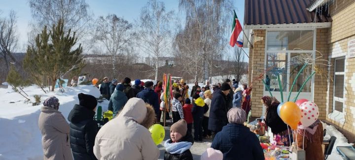В селе Александровка третий день голосования на выборах отметили Масленицей