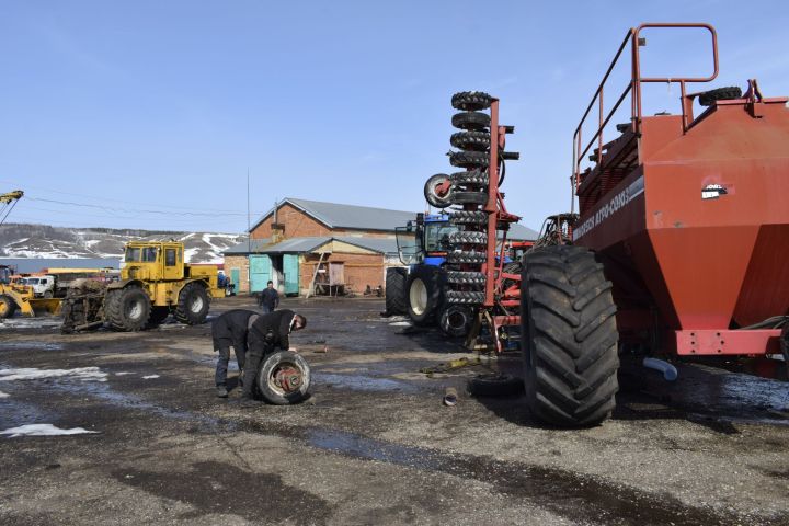 В Бавлинском районе проверяют готовность сельхозтехники к посевным работам