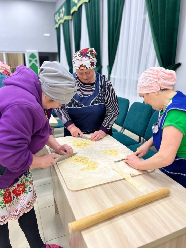 Жители села Татарский Кандыз приготовили домашнюю лапшу для бойцов