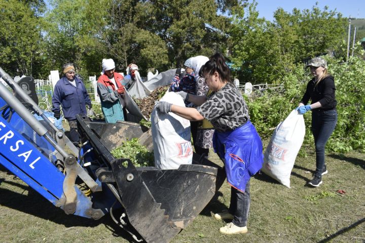 В Бавлах кладбища привели в порядок