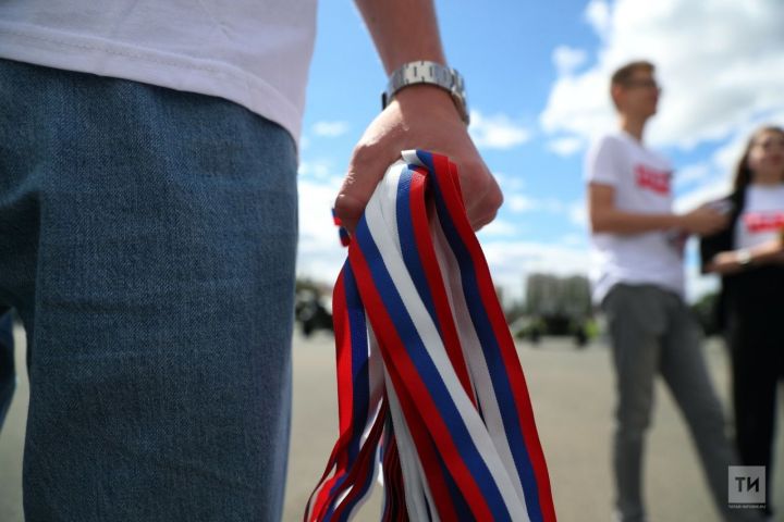 «Горжусь флагом»: татарстанские волонтеры провели патриотическую акцию в городах республики