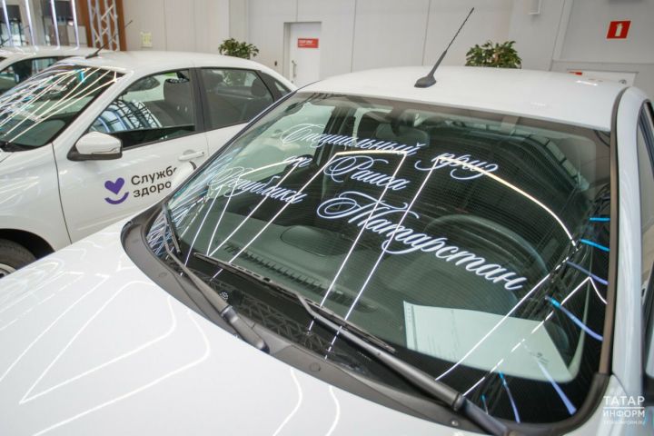 Победители конкурса «Врач года – Ак чэчэклэр» получили автомобили