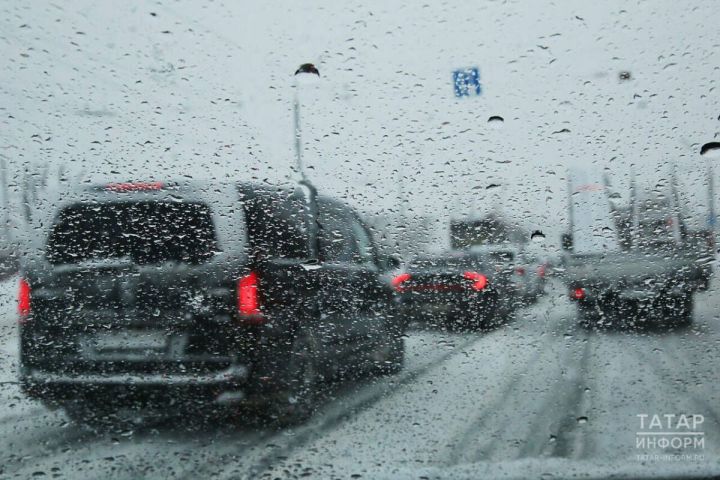Водителям в Татарстане напомнили о мерах безопасности во время гололеда