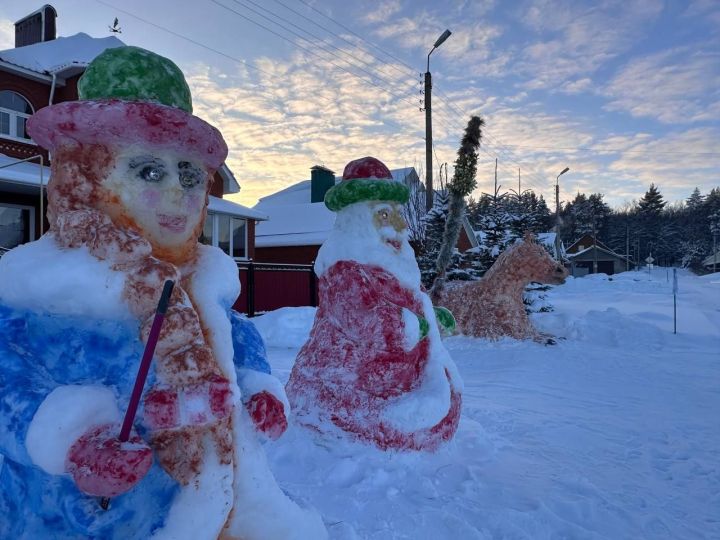 Житель Бавлов лепит оригинальные фигуры из снега