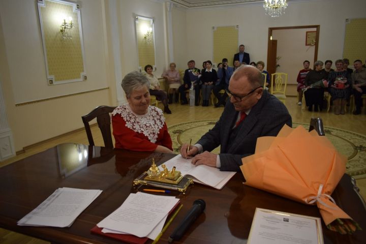 В Бавлах золотую свадьбу отметили Николай и Гульчачак Коротаевы