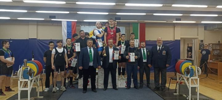 Успех на первенстве РТ по пауэрлифтингу: спортсмены из Бавлов завоевали командный кубок и личные награды