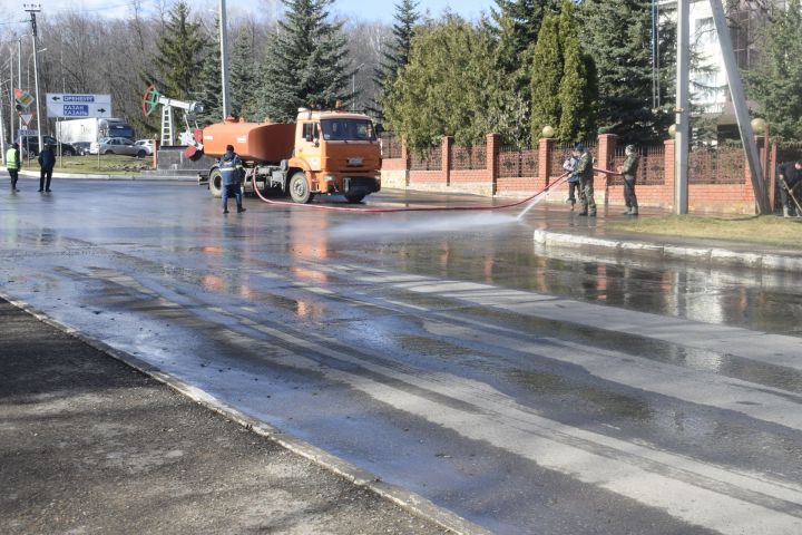 Весенняя уборка в городе Бавлы: санитарный двухмесячник в разгаре