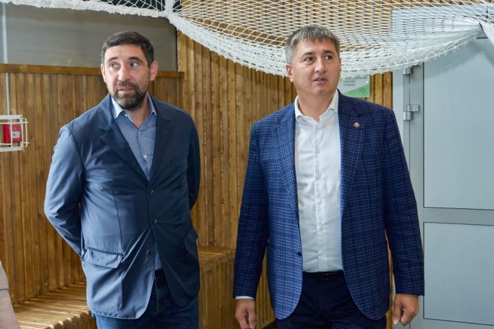 Легендарный хоккеист Данис Зарипов встретился с юными спортсменами в Бавлах
