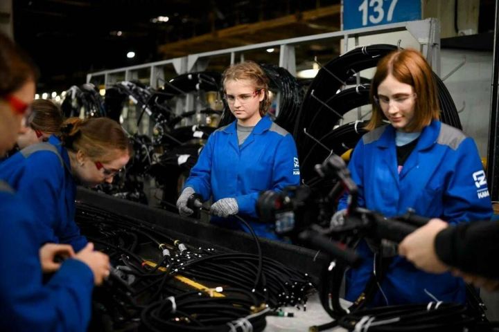 300 студентов из 14 регионов работают на КАМАЗе в учебный семестр