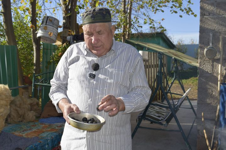 Баулы районы Исергәп авылы имам-хатыйбы сагыз кайнату сере белән бүлешә