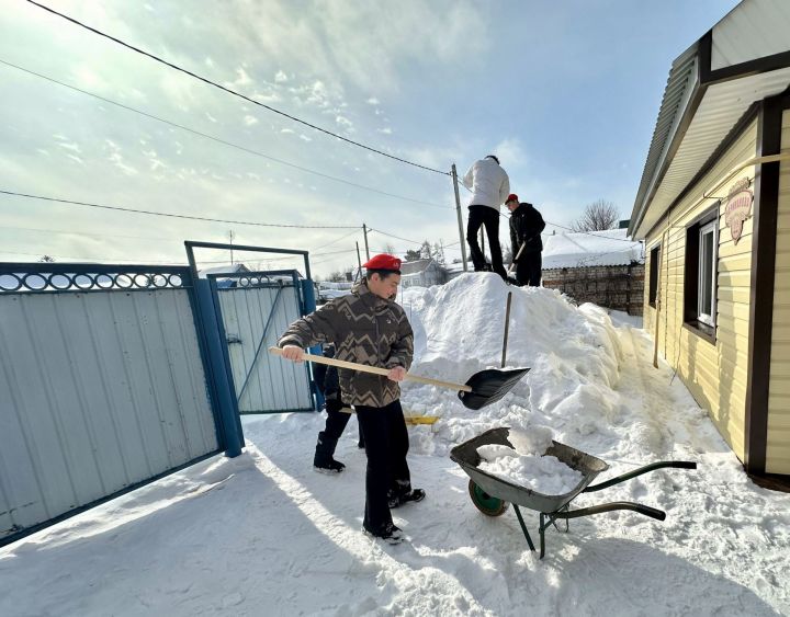 Молодёжь Бавлов подарила тепло ветерану
