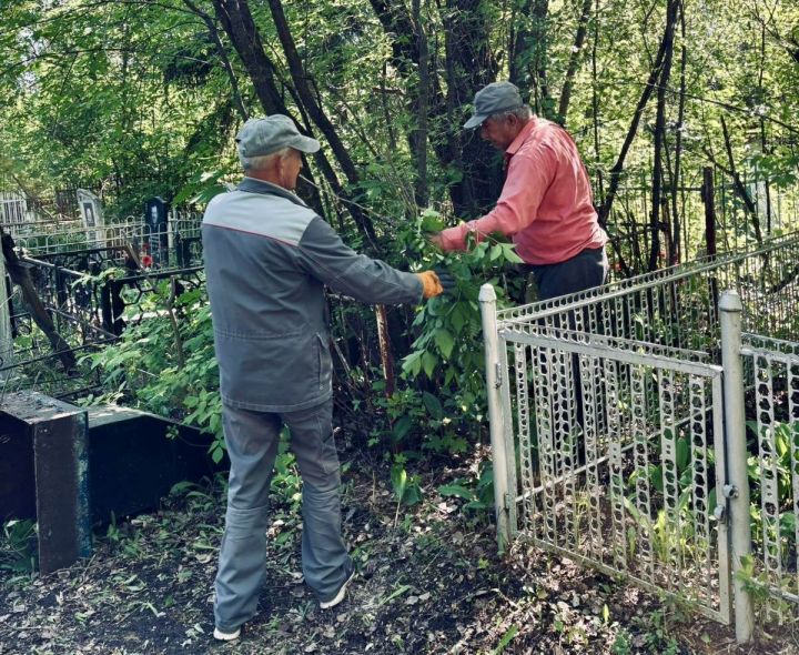 Более 300 кубометров мусора вывезли с кладбищ Бавлов после субботников
