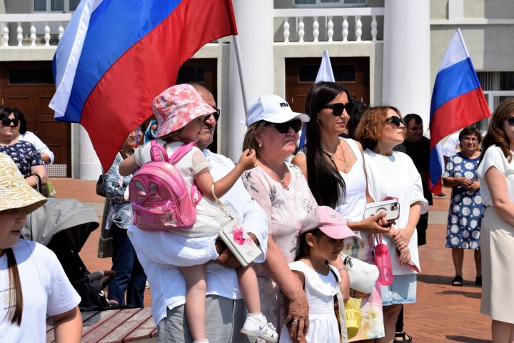 «Мы очень разные, но мы вместе»: Глава Бавлинского района поздравил жителей с Днём России