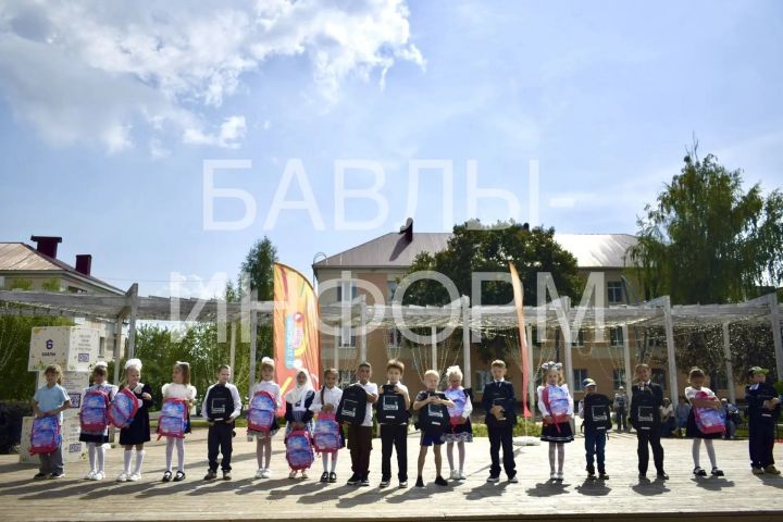 Готовы к первому классу: юным бавлинцам подарили школьные наборы