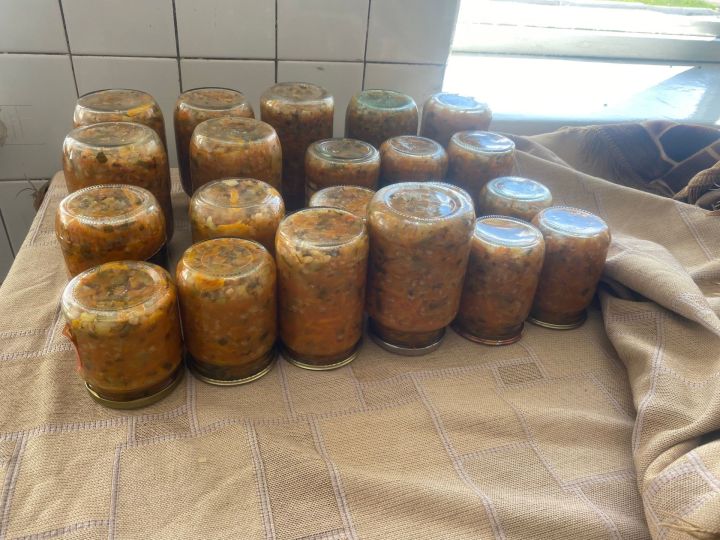 Жители Александровки готовят гуманитарную помощь для бойцов СВО