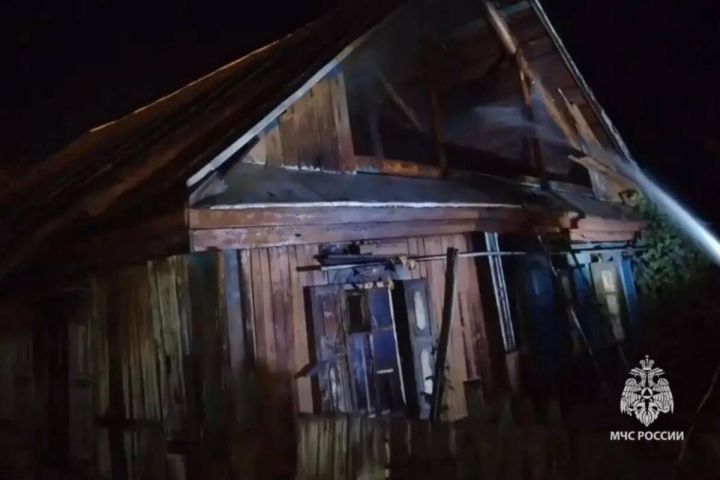 В Бавлах загорелся частный дом – пожилого жильца эвакуировали