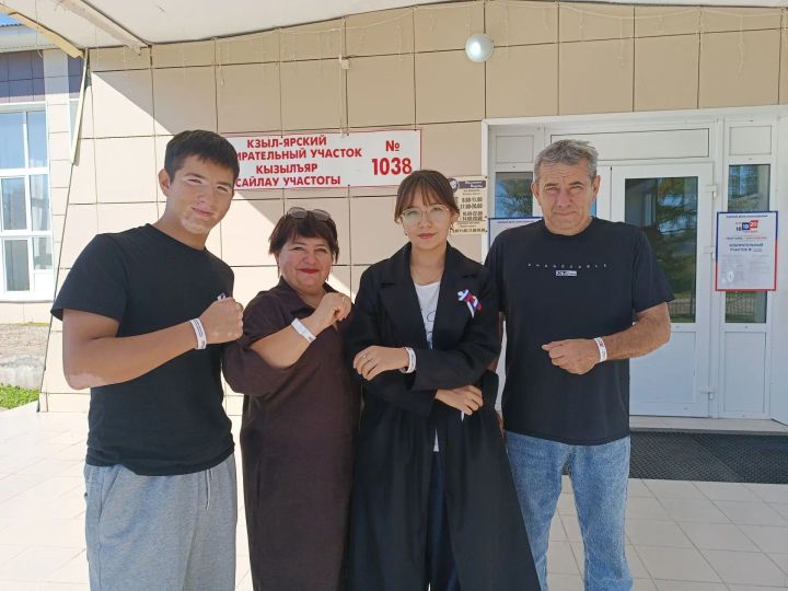 Двойняшки из Бавлинского района отметили день рождения на избирательном участке