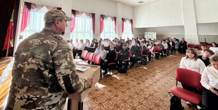 Встреча «100 вопросов Герою» с участием бойца СВО прошла в Бавлах