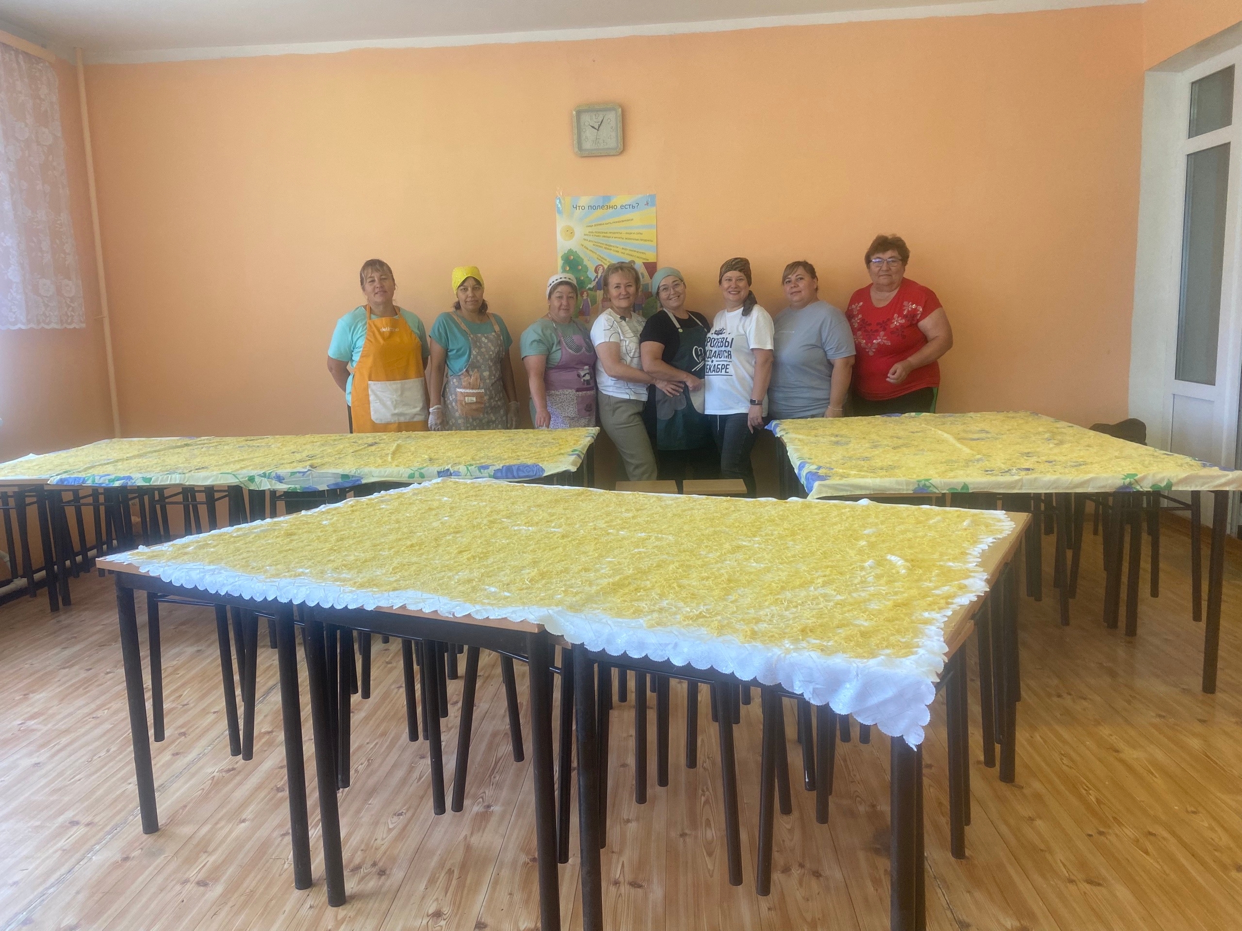 Приготовленную лапшу отправят на фронт с очередным гумгрузом. / Фото: архив СДК