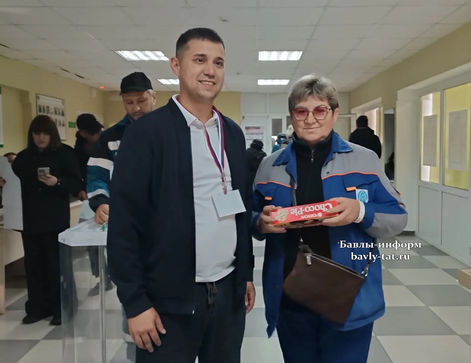 Ленир Дәүләтшин иң беренче булып тавыш биргән Раушания Сәхибгәрәевага  бүләк тапшырды