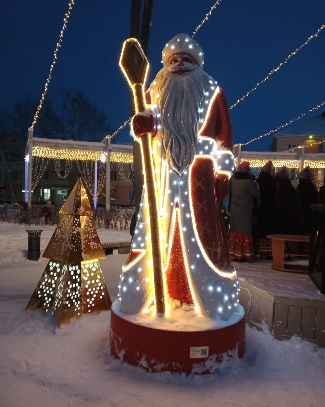 В Бавлах зажгли главную ёлку района