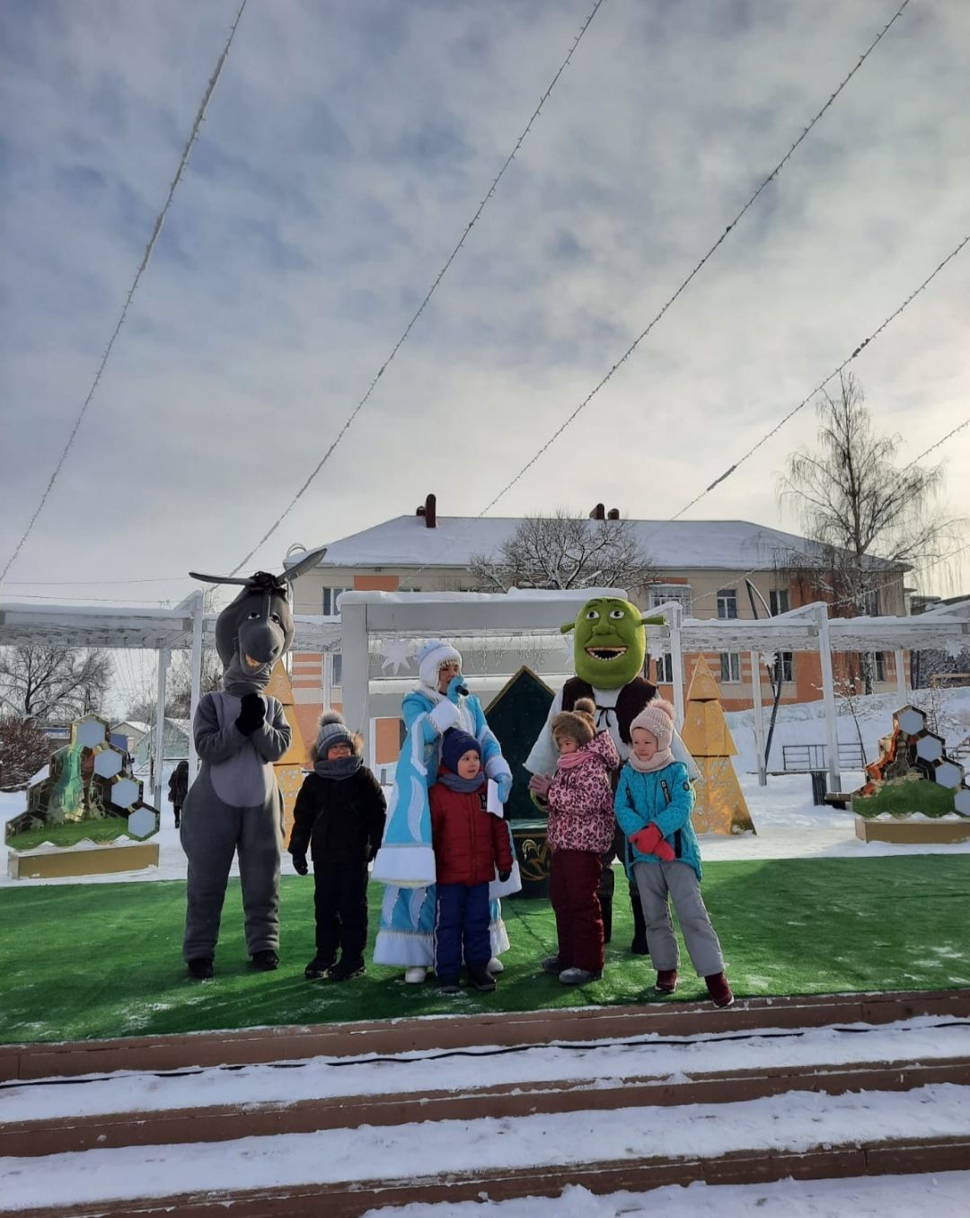 В Бавлах нефтяники организовали детям праздник у ёлки (фотогалерея)