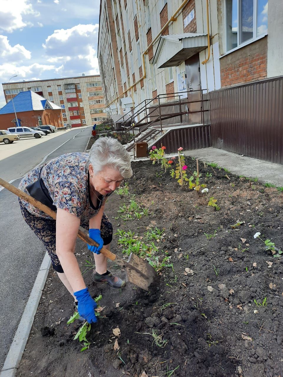 Жители дома № 21, по улице Салиха Сайдашева всем домом вышли на субботник