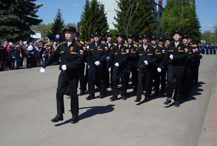 Самолет с флагом Победы пролетел над Бавлами