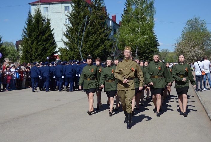 Самолет с флагом Победы пролетел над Бавлами