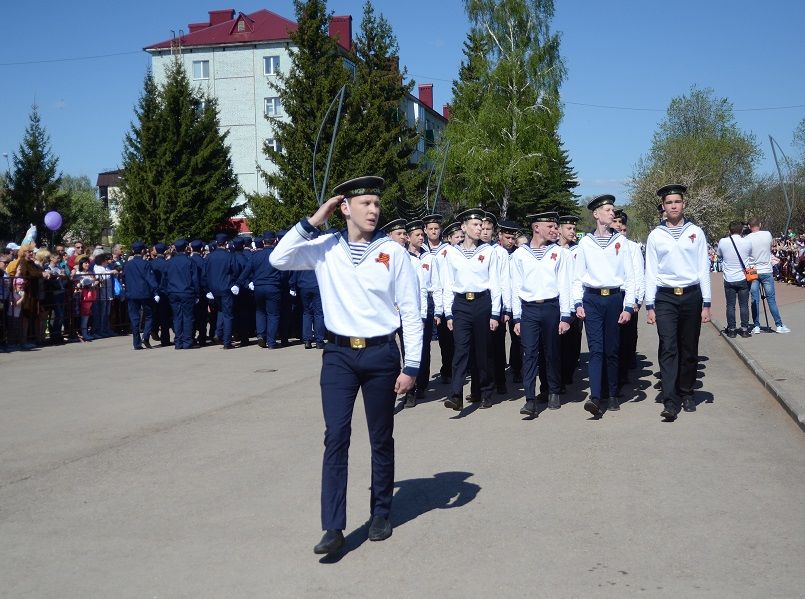 Самолет с флагом Победы пролетел над Бавлами